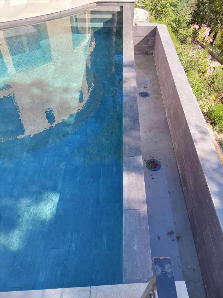 quels sont les  avantages et inconvénients des piscines à débordement  VAR