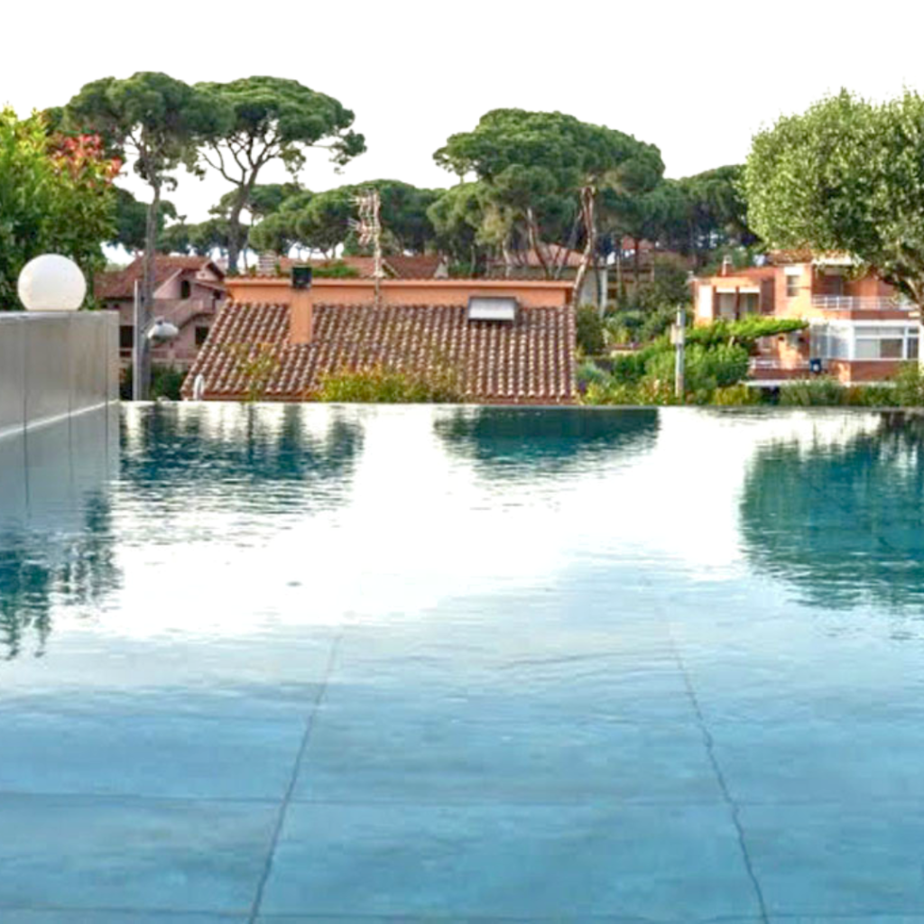 Réalisation de piscine à débordement dans le Var : un projet pensé pour s’intégrer au paysage