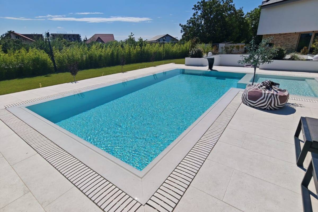 rénovation de piscine creusée design dans le var