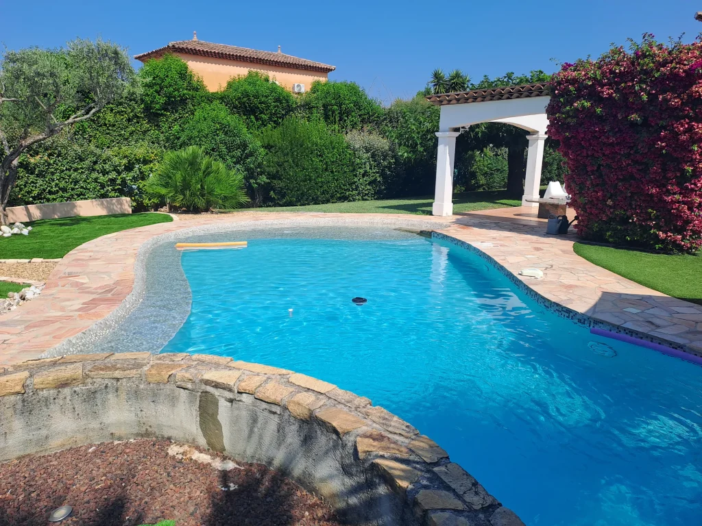 Construction de piscine de forme libre dans le Var