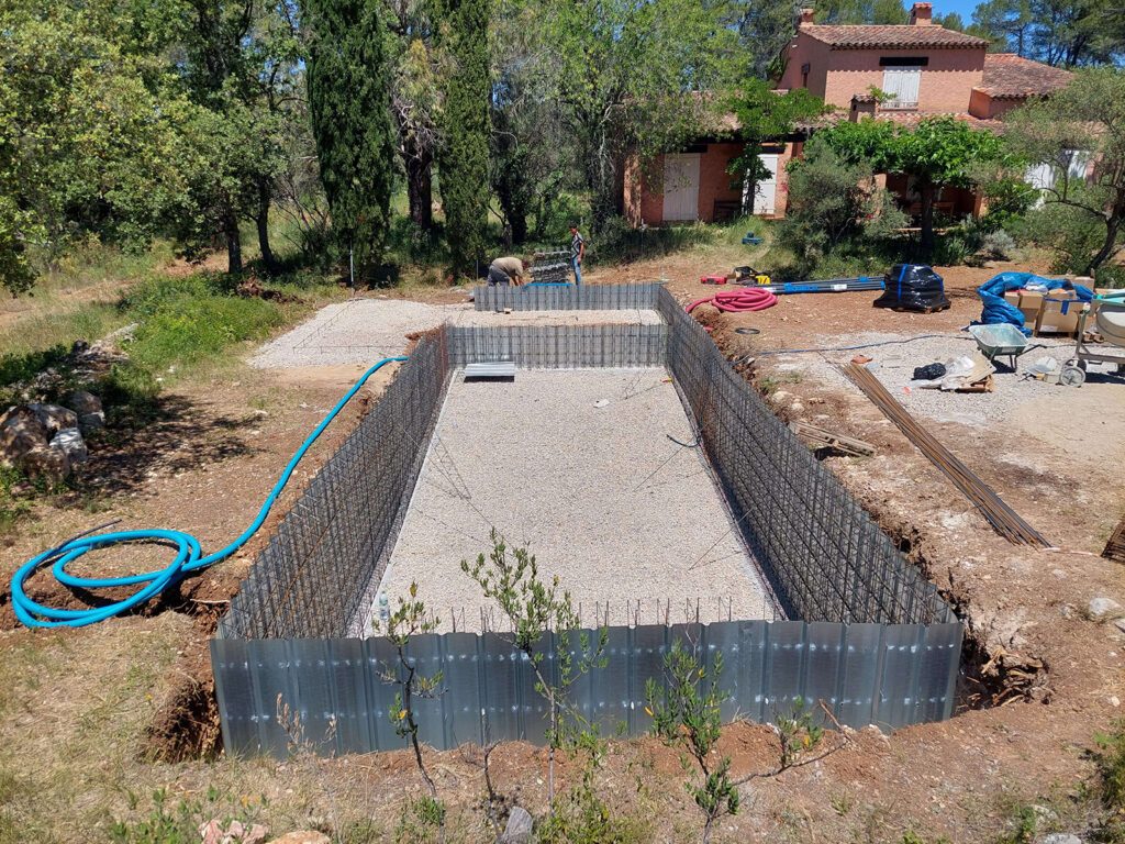 Comment est construite une piscine creusée en béton