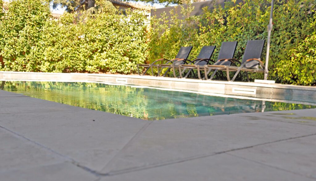 construction piscine var design avec pierre naturelle