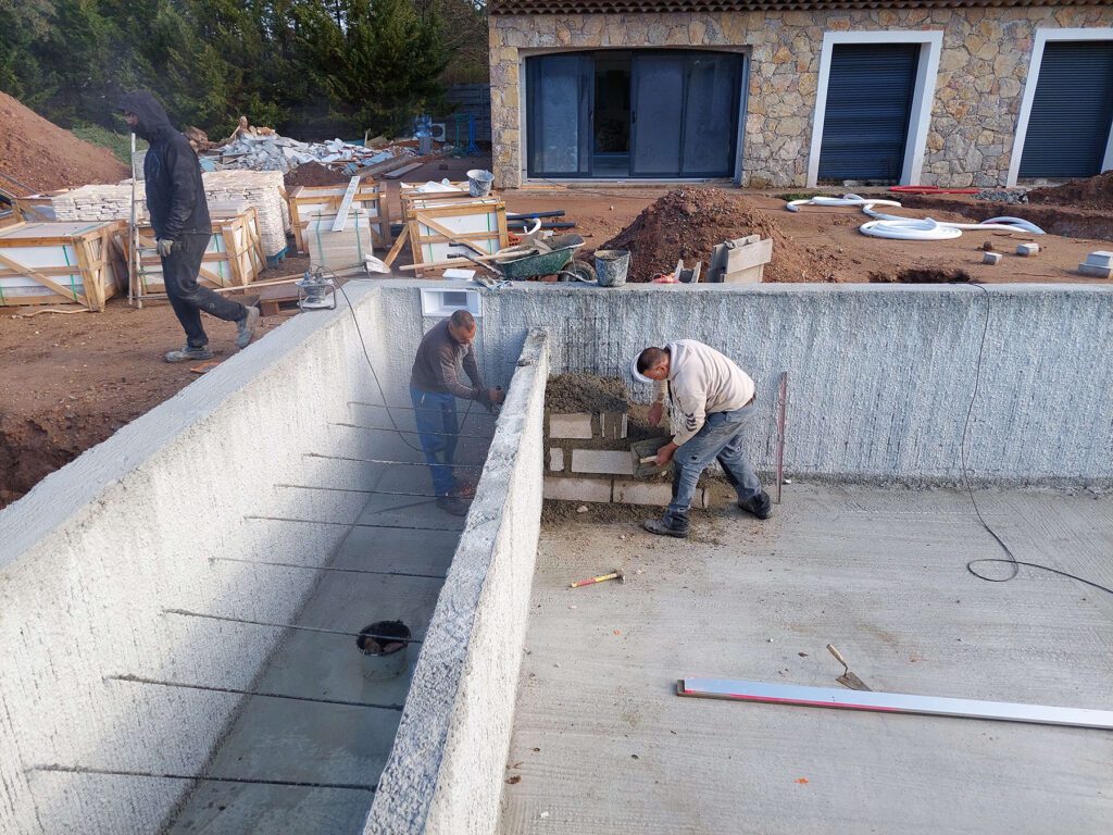 piscine creusée en béton armé dans le Var