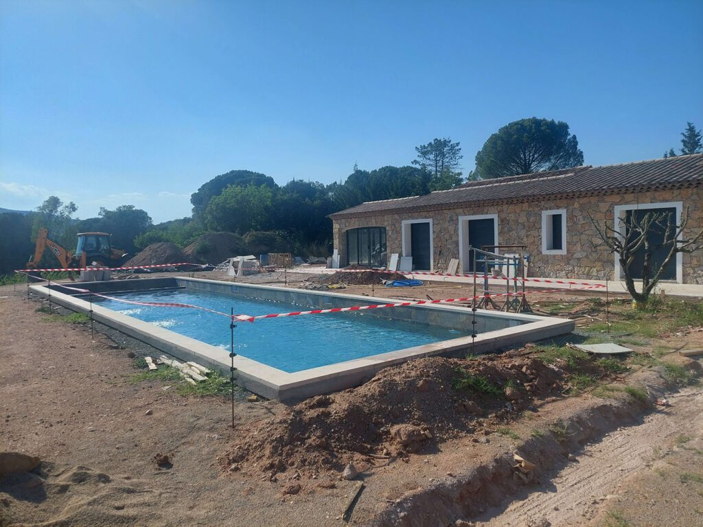 création de piscine enterrée balinaise var