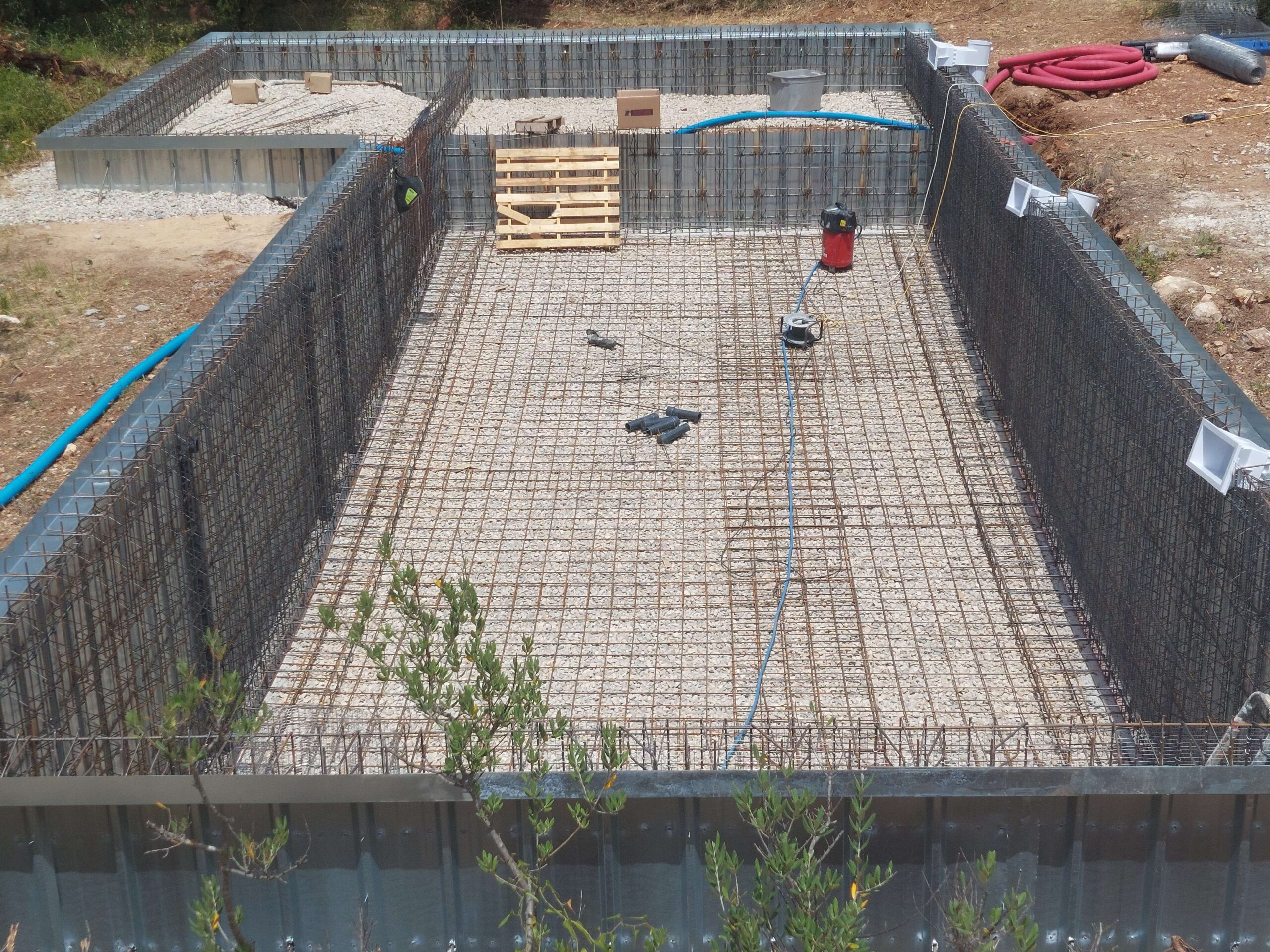 création piscine béton monobloc var