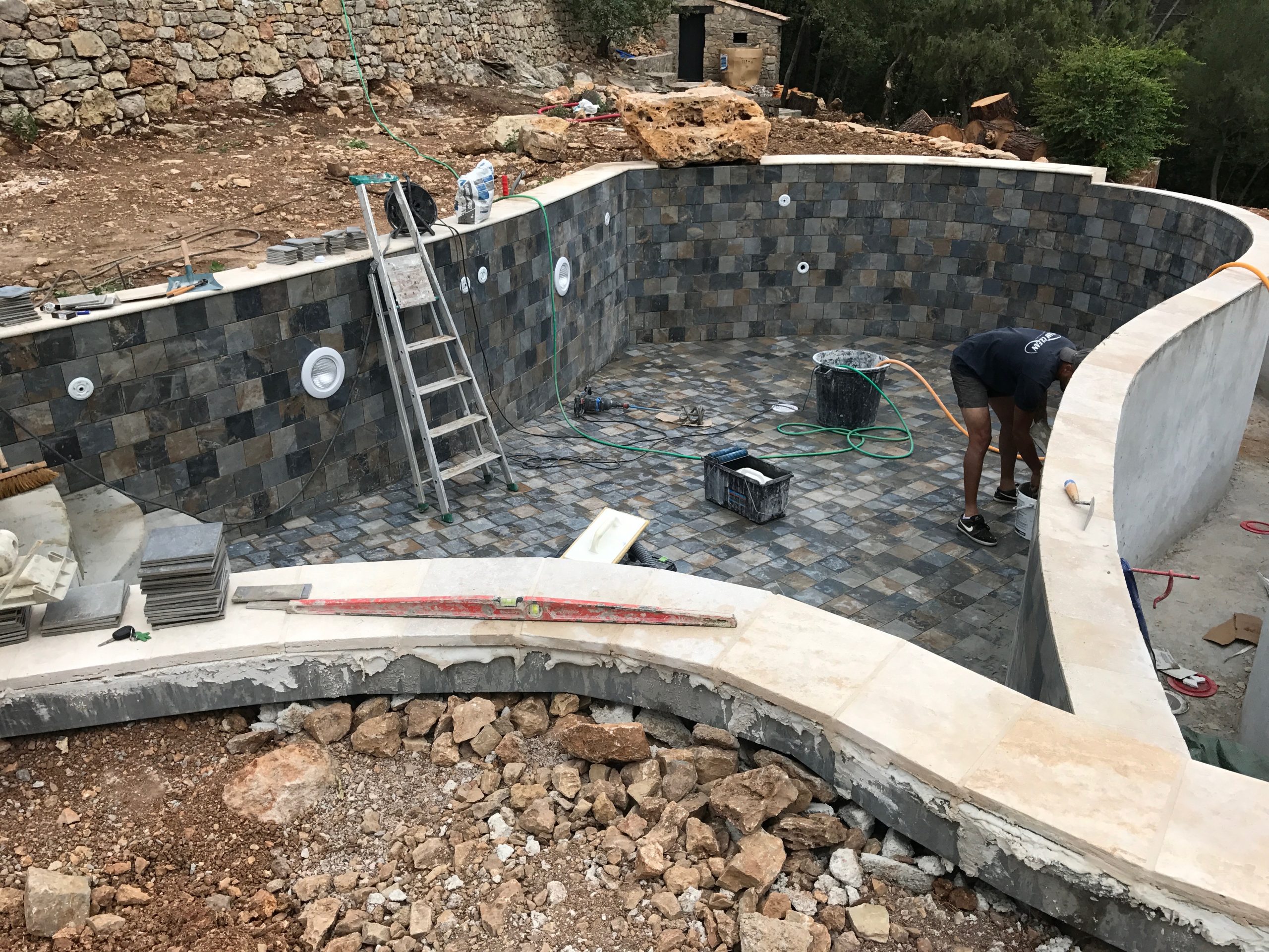 piscine en béton armé effet pierre de Bali