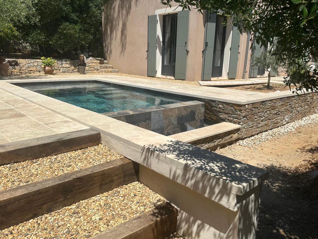 Construction d’une piscine XS à débordement à Toulon : élégance et maîtrise technique