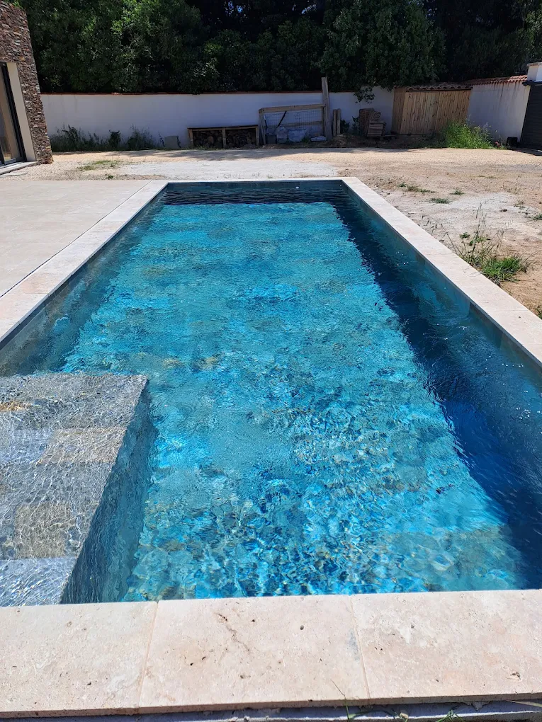 Construction de cette piscine creusée avec carrelage dans le Var