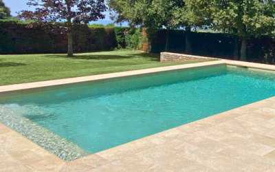 Construction d’une piscine au design naturel : un projet sur-mesure dans le Var