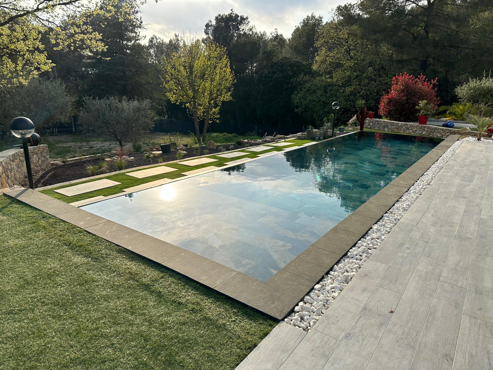 construction piscine béton armé monobloc var