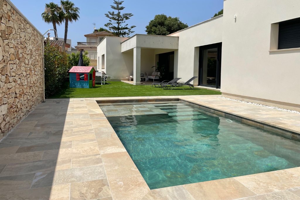Construction de piscine avec petite plage immergée Toulon
