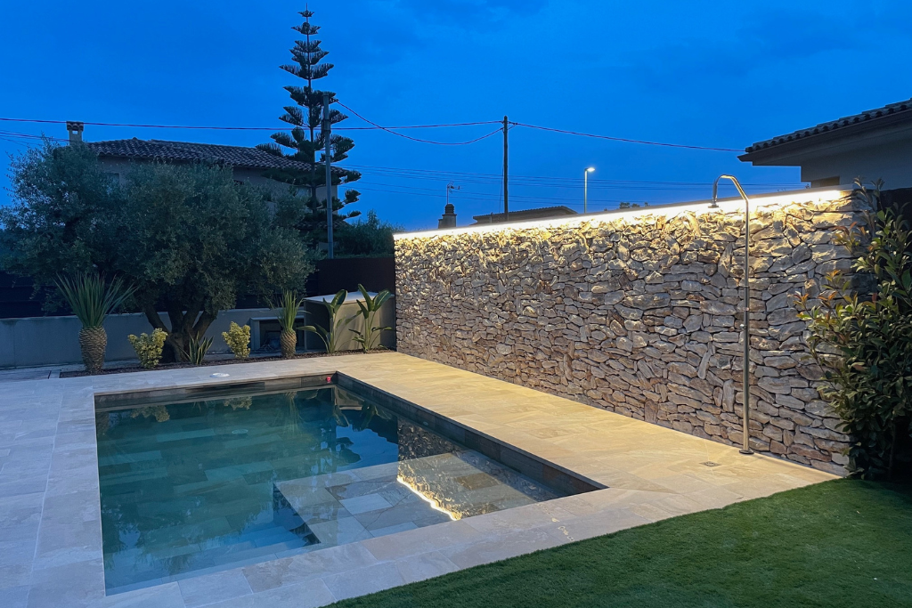 Construction de piscine avec petite plage immergée