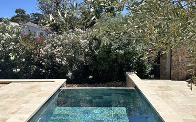 Construction d’une piscine monobloc 10 m² à débordement avec aménagement paysager Six Fours