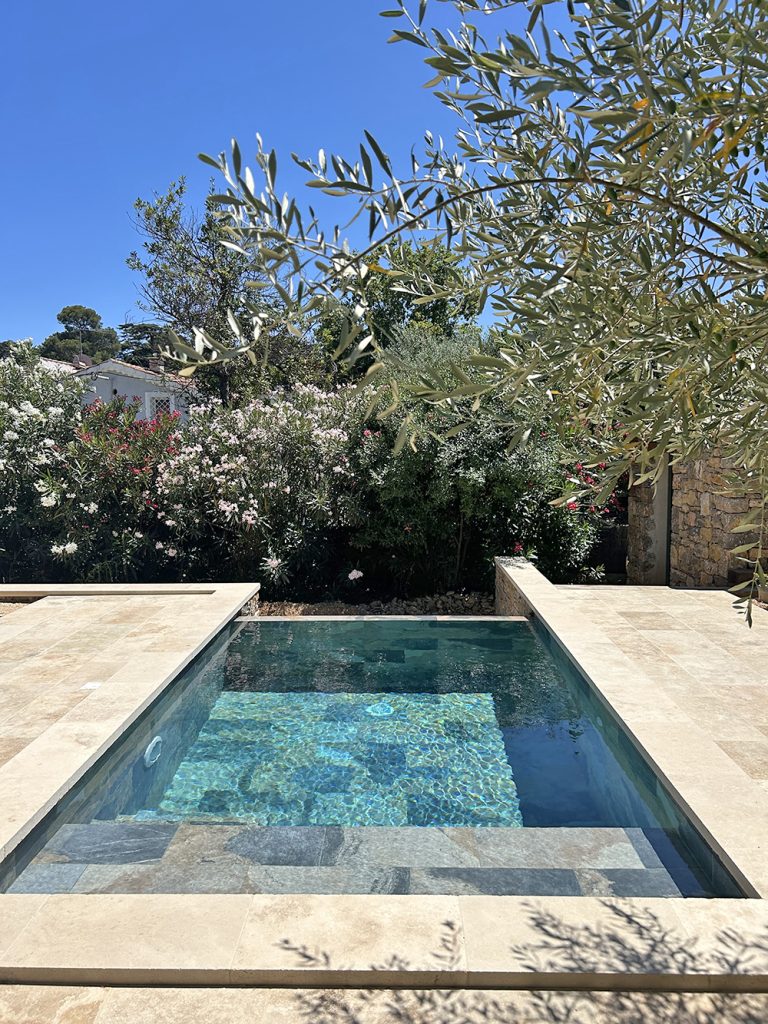 Construction d'une piscine monobloc 10 m² à débordement 