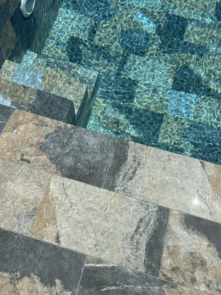 Réalisation d'une petite piscine Balinaise à débordement Var