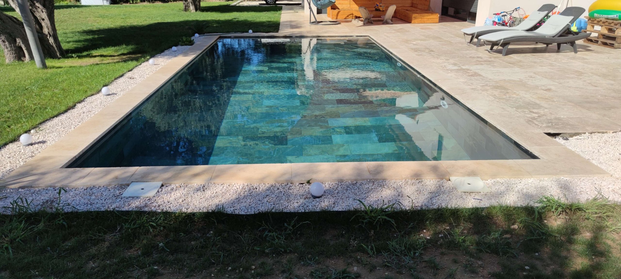 construction de piscine creusée avec carrelage balinaise
