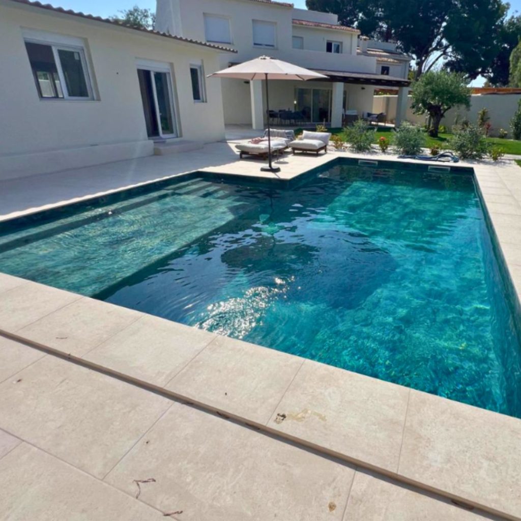 Création de piscine creusée en L avec carrelage exotique