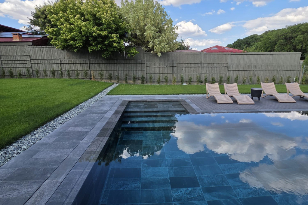 piscine design en béton monobloc près de Toulon