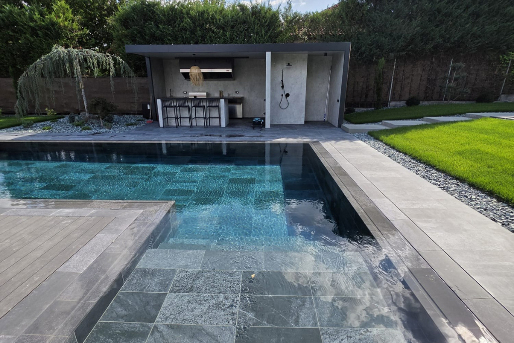 Construction de piscine creusée en béton : nouveau modèle design dans le Var