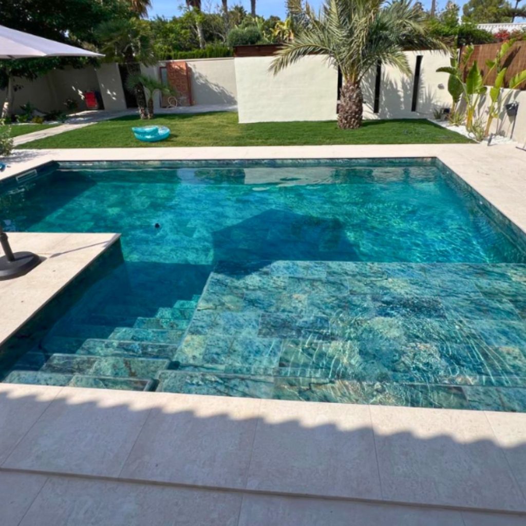 Création de piscine creusée en L avec carrelage exotique VAR