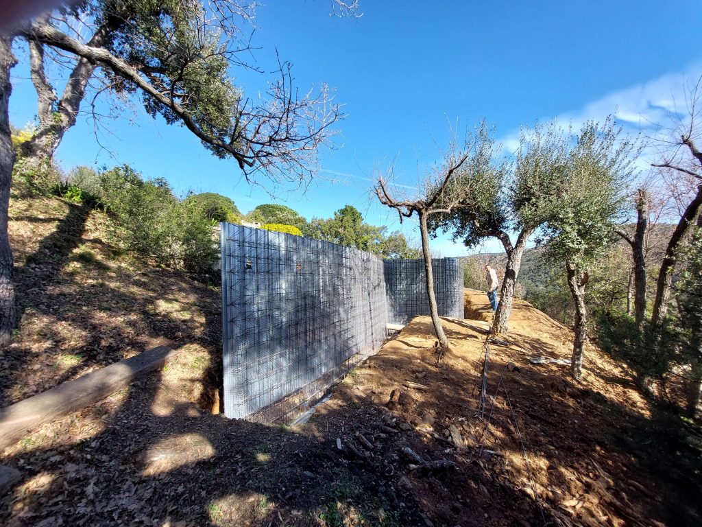 Comment est construite une piscine creusée en béton armé monobloc VAR