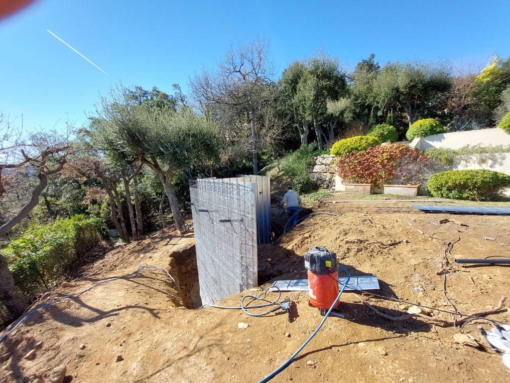 Comment est construite une piscine creusée en béton armé monobloc