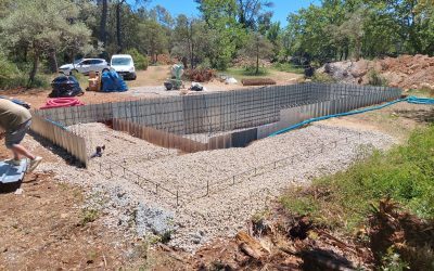 Comment est construite une piscine creusée en béton armé monobloc