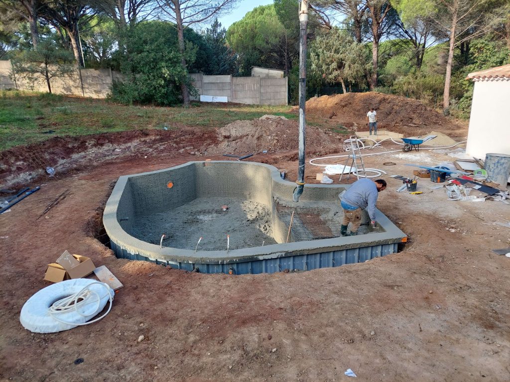 piscine en béton armé monobloc var