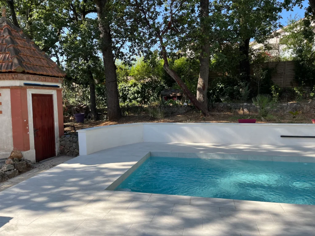 Projet de rénovation de piscine creusée dans le Var
