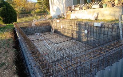 Construction en cours d’une piscine en béton monobloc à La Roquebrussanne