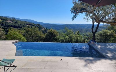 Combien de temps prévoir pour une piscine creusée en béton