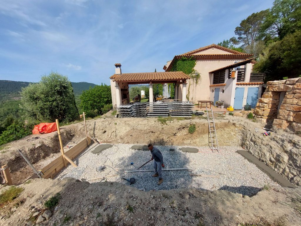 Construction pas à pas piscine 9x4m avec enduit à Bagnols-en-Forêt VAR