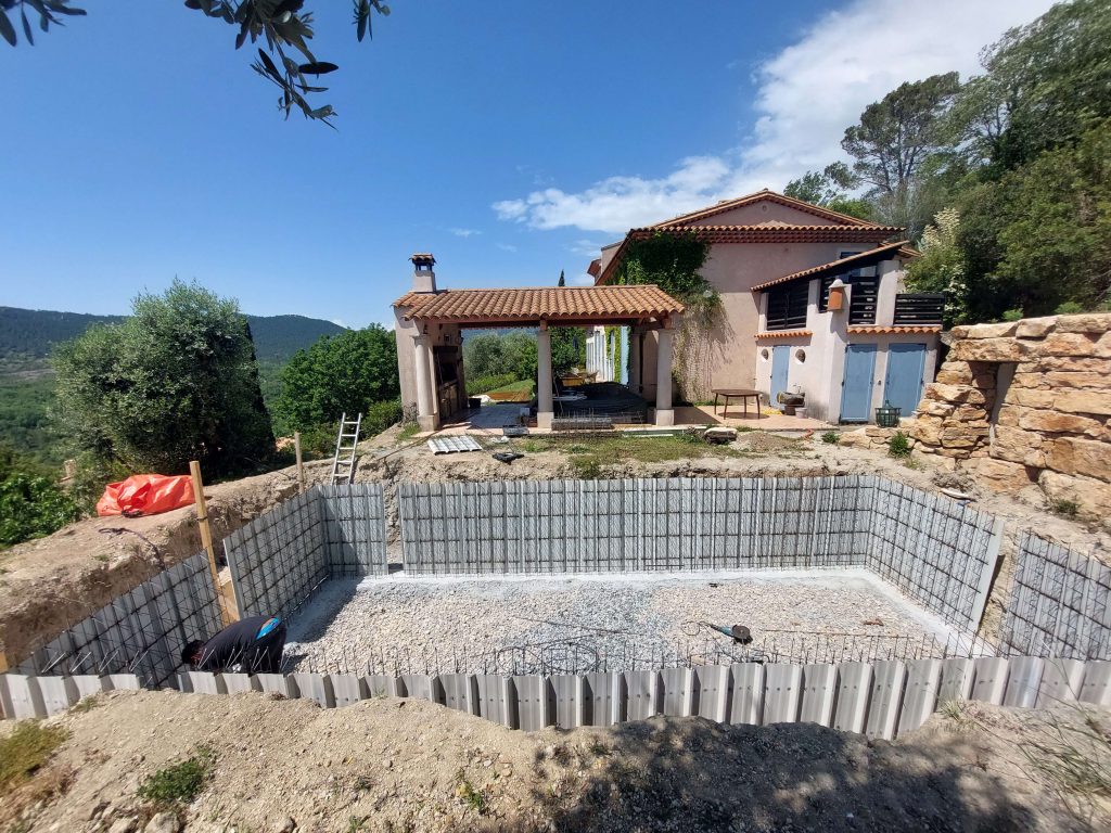 construction piscine bagnol en foret 