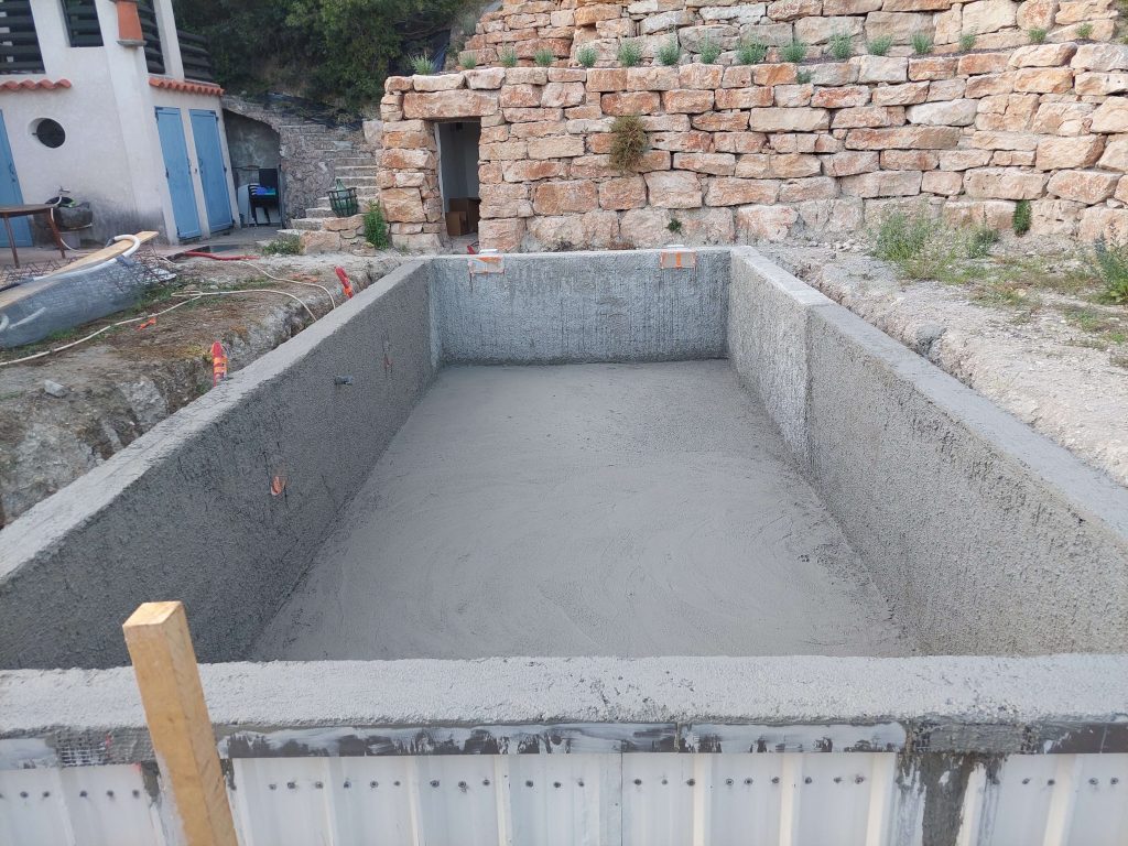 construction piscine bagnol en foret VAR