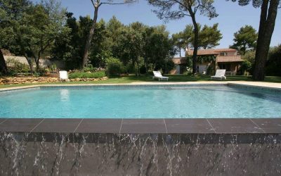 Construction d&rsquo;une piscine moderne à débordement à La Garde