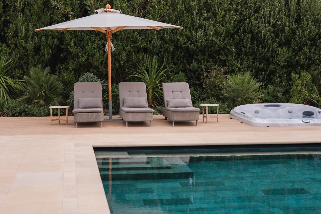 Faire changer la forme de sa piscine dans le Var