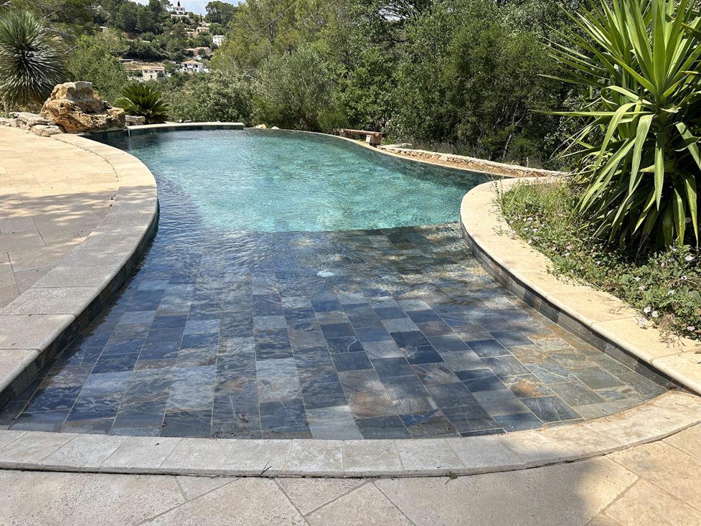 Réalisation de piscine creusée avec plage de piscine à Gassin