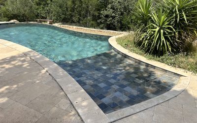 Réalisation de piscine creusée avec plage de piscine près de Gassin