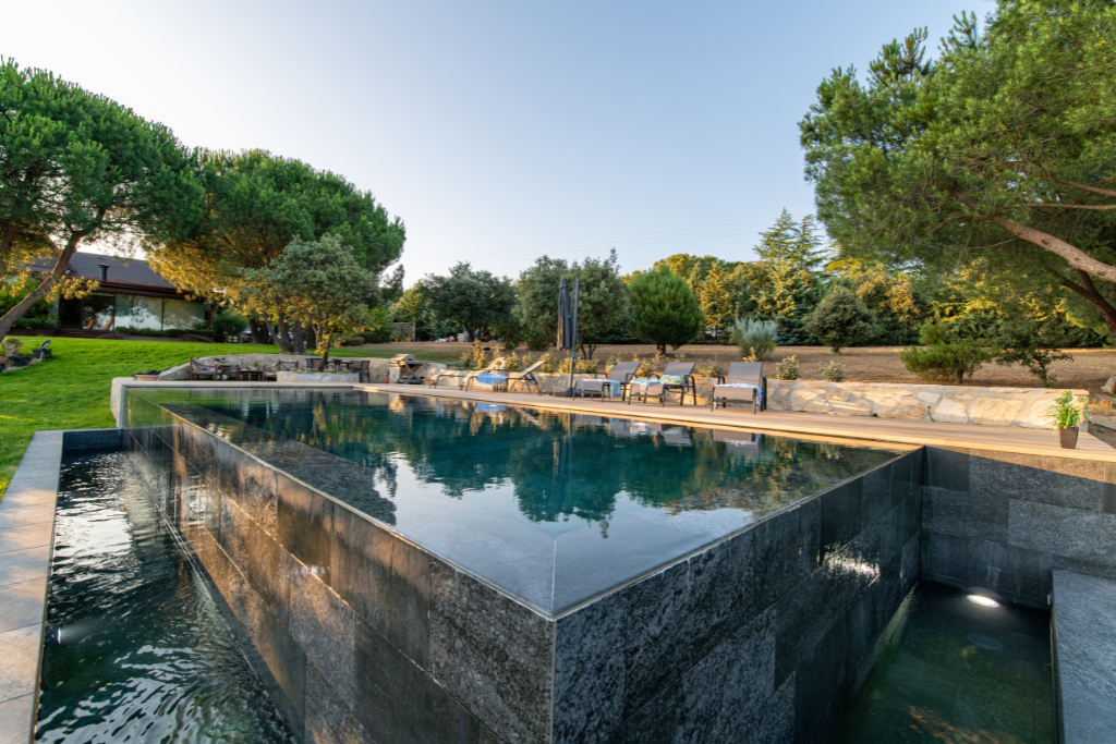 faire construire une piscine a débordement dans le Var