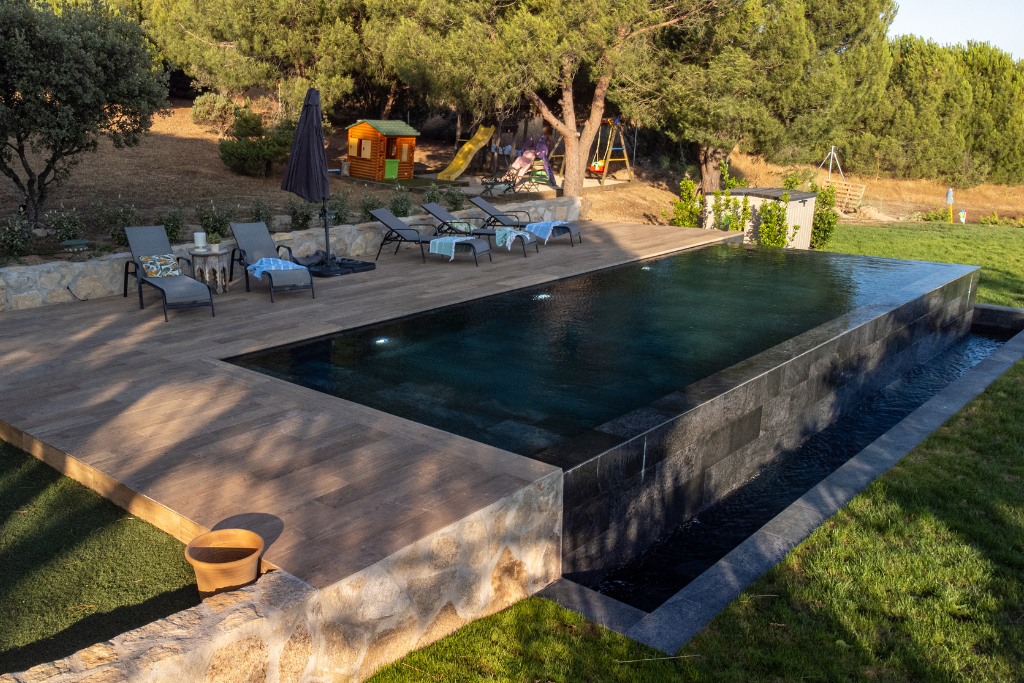 Construction de piscine à débordement dans le Var : notre expertise au service de votre projet