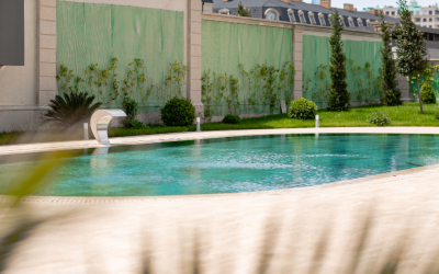 Construction de piscine en bordure de propriété