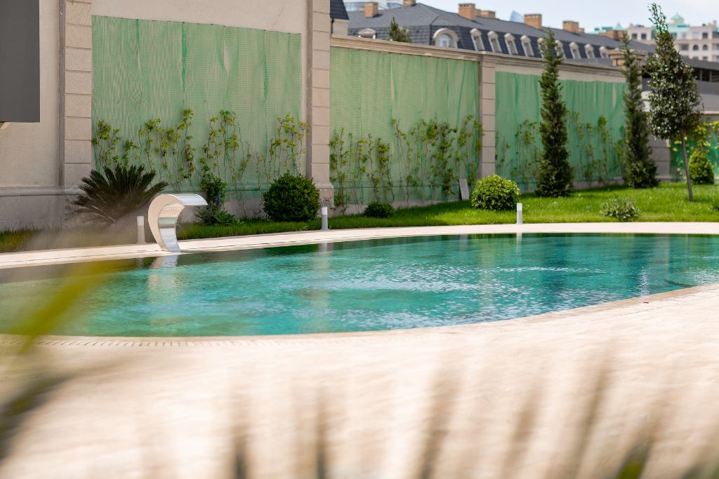Construction de piscine en bordure de propriété Construction de piscine en bordure de propriété