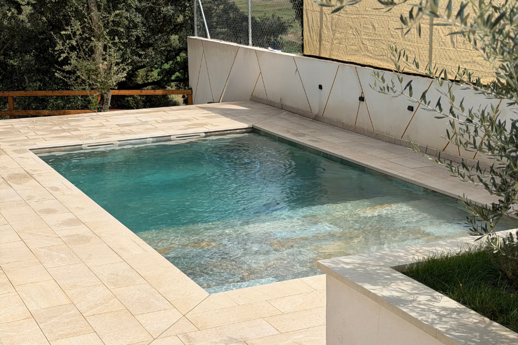 Une piscine sur mesure adaptée à chaque extérieur dans le Var Une piscine sur mesure adaptée à chaque extérieur dans le Var