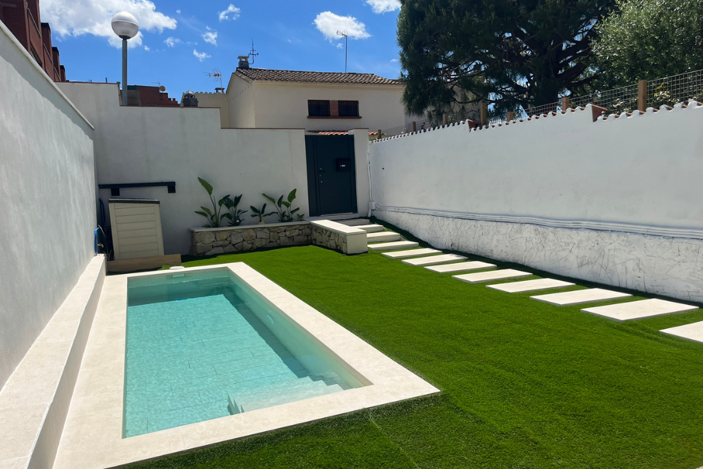 Réalisation de piscine XS moins de 10 m² près de La Crau : notre expertise béton signée JPBG Les piscines du Var Réalisation de piscine XS moins de 10 m² près de La Crau : notre expertise béton signée JPBG Les piscines du Var