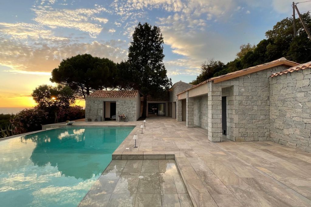 Pisciniste pour rénovation de piscine creusée autour de Saint-Tropez Pisciniste pour rénovation de piscine creusée autour de Saint-Tropez