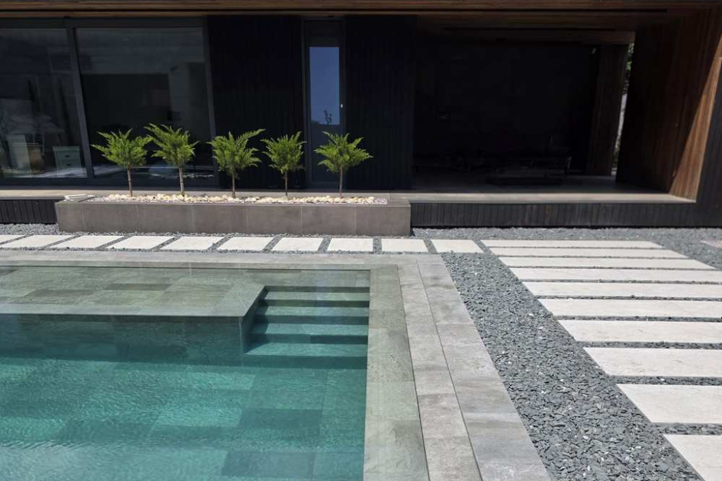 Faire rénover la structure de sa piscine dans le Var : les étapes essentielles pour un bassin durable