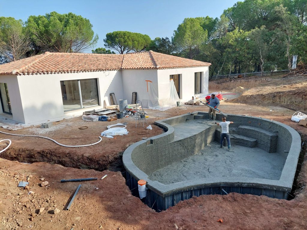piscine de forme libre dans le Var