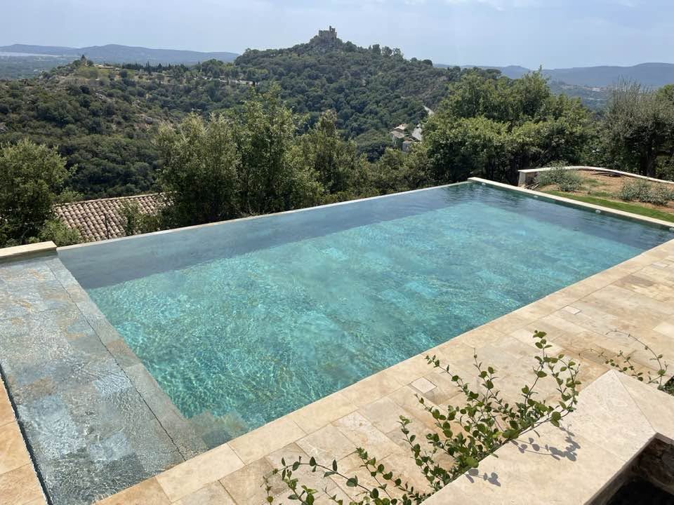 Construction de piscine à débordement à Grimaud : Construction de piscine à débordement à Grimaud :