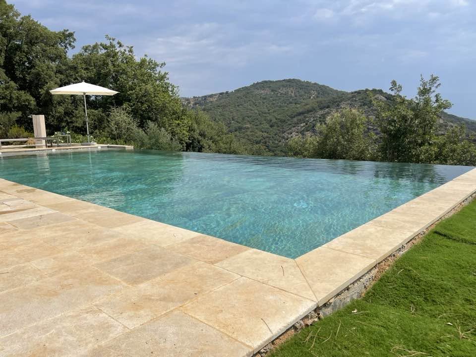 Construction de piscine à débordement à Grimaud : une réalisation d'exception signée JPBG Les Piscines du Var