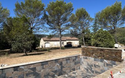 Comment est construite une piscine creusée en béton armé monobloc ?